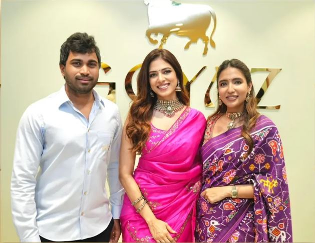 Luxury meets silver in Anantapur 🖤
Experience GOYAZ’s iconic inauguration with <a href="/MalavikaM_/">Malavika Mohanan</a>
<a href="/GoyazJewellery/">Goyaz Silver Jewellery</a> #MalavikaMohanan #Goyaz