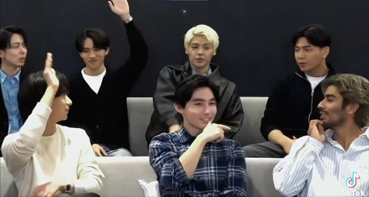 คลาดสายตาไม่ได้เลยงี้ 5555
รายการก็จัดให้เค้านั่งข้างกันหน่อยเถิด เค้าเป็นแฟนกันเนาะ
#HuweiBomi #TheBoyfriendS2 #TheBoyFriendSeason2