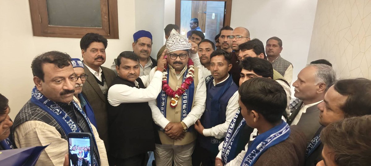 अलीगढ़ में बहुजन समाज पार्टी के कार्यकर्त्ता ने प्रदेश अध्यक्ष श्री विश्वनाथ पाल जी को चांदी का मुकुट पहना कर सम्मान किया। <a href="/PalVishwnathbsp/">Vishwanath Pal</a> जी

पूरे प्रदेश भर में बहुत दौरे और मेहनत कर रहे हैं।