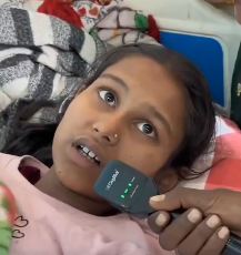 जो लोग कहते हैं SC/ST एक्ट को खत्म कर देना चाहिए, रिजर्वेशन खत्म कर देना चाहिए। 
उन सभी को इस 13 साल की बच्ची का चेहरा ध्यान से देख लेना चाहिए।  
इसका कसूर है कि ये दलित की बेटी है। 
इसके पैरों की हड्डियों जातिवादी गुंडों ने तोड़ दी हैं, अब शायद ये कभी चल नहीं पाएगी।