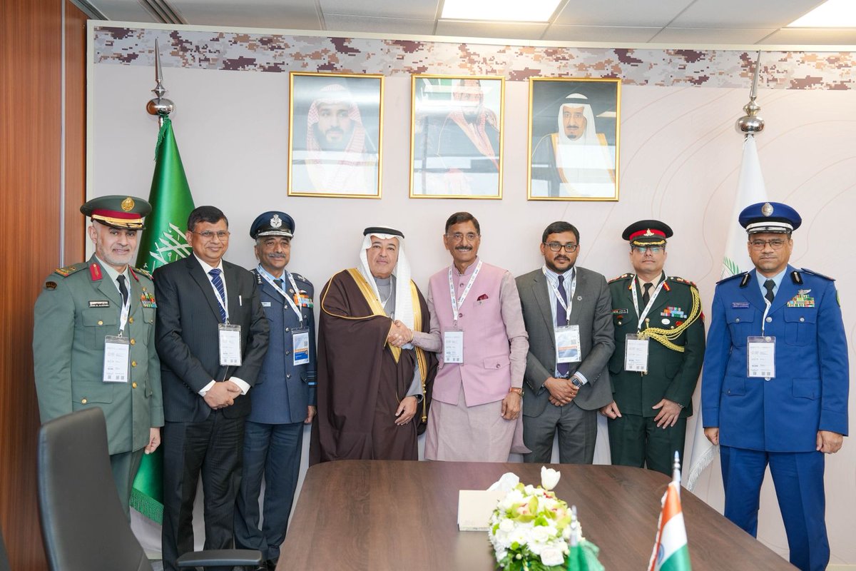 SethSanjayMP's tweet photo. मजबूत रणनीतिक साझेदारी की तरफ भारत-सऊदी अरब 🇮🇳🤝🇸🇦 

रियाद में आयोजित #WorldDefenseShow2026 के दौरान आज सऊदी अरब के कार्यकारी मामलों के सहायक रक्षा मंत्री डॉ. खालिद बिन हुसैन अल-बियारी से मुलाकात किया।
इस मुलाकात में मुख्य रूप से भारत-सऊदी अरब के बीच रक्षा सहयोग को और बेहतर बनाने पर सकारात्मक चर्चा हुई। इसके साथ ही दोनों देशों की सभी सेनाओं के बीच समन्वय बढ़ाने पर भी विमर्श हुआ। रक्षा क्षेत्र में वैश्विक स्तर पर भारत की प्रतिबद्धता से उन्हें अवगत कराया।
@narendramodi @rajnathsingh
@MEAIndia @SpokespersonMoD
@IndianEmbRiyadh
@modgovksa  @WDS_KSA
#WDS2026