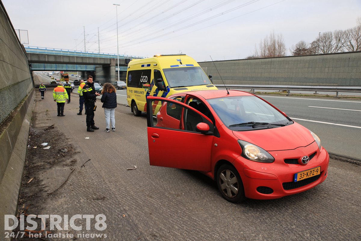 RedactieD8's tweet image. Op de #A4 bij #DenHoorn vond een kop-staart aanrijding plaats tussen twee voertuigen. Beide auto's raakten beschadigd. Politie, ambulancedienst en een berger kwamen ter plaatse. Eén bestuurder is nagekeken in de ambulance en naar het ziekenhuis vervoerd.