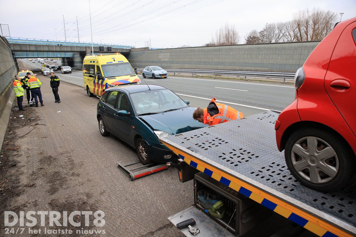 RedactieD8's tweet image. Op de #A4 bij #DenHoorn vond een kop-staart aanrijding plaats tussen twee voertuigen. Beide auto's raakten beschadigd. Politie, ambulancedienst en een berger kwamen ter plaatse. Eén bestuurder is nagekeken in de ambulance en naar het ziekenhuis vervoerd.