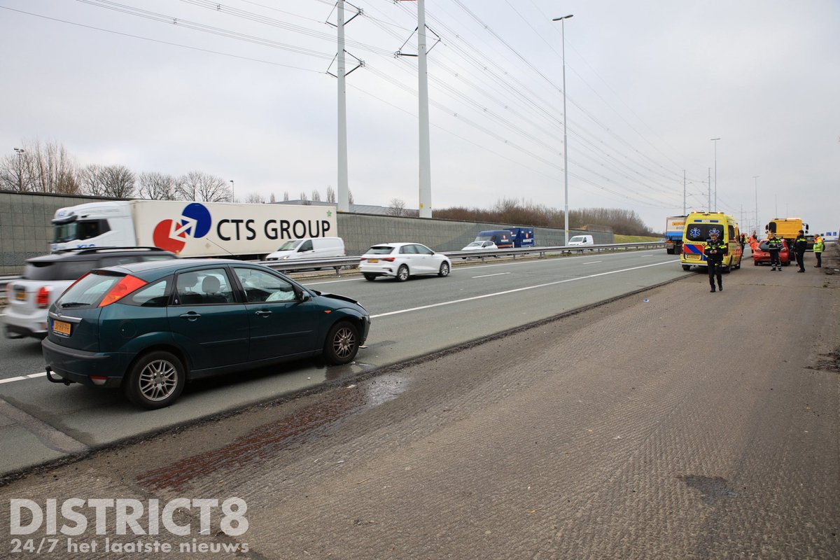 RedactieD8's tweet image. Op de #A4 bij #DenHoorn vond een kop-staart aanrijding plaats tussen twee voertuigen. Beide auto's raakten beschadigd. Politie, ambulancedienst en een berger kwamen ter plaatse. Eén bestuurder is nagekeken in de ambulance en naar het ziekenhuis vervoerd.