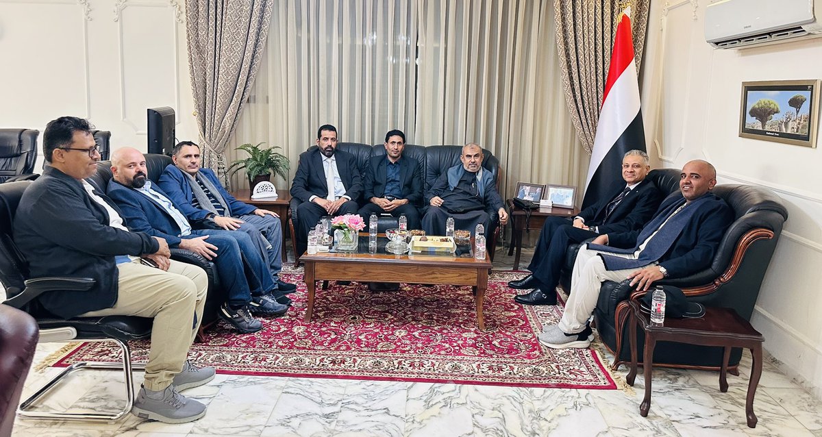 Emb_Yem_Jordan's tweet photo. استقبل السفير الدكتور جلال إبراهيم فقيرة اليوم الفريق الحكومي المفاوض بشأن الاسرى والمعتقلين برئاسة الشيخ هادي هيج  لمناقشة التقدم المحرز في هذا الشأن، وثمن السفير الجهود التي يبذلها الفريق في سبيل اطلاق الاسرى والمحتجزين وتيسير عودتهم إلى اهلهم وذويهم. https://t.co/HA0KqqiSnK