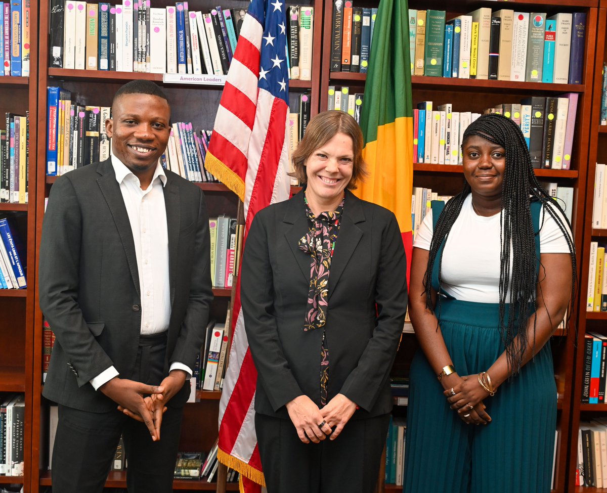 USAauCongo's tweet photo. Le vendredi 30 janvier, la Chargée d’Affaires Amanda Jacobsen a reçu et félicité Kindou Glory et Laurie Mavoungou, récemment rentrés des États-Unis🇺🇸 après avoir brillamment achevé leurs études grâce à l’un des programmes les plus prestigieux du gouvernement américain, le Fulbright Program.

Pendant deux années, leurs parcours académiques ont été entièrement financés dans le cadre de cette bourse d’excellence, qu’ils ont menée à terme avec succès.

Kindou Glory, a obtenu un master en génie civil à l’University of Northern Iowa. Il aspire à mettre en pratique les compétences acquises afin de contribuer à la modernisation des infrastructures au Congo.

Laurie Mavoungou, a obtenu un master en informatique au Rochester Institute of Technology. Elle souhaite utiliser son expertise pour soutenir le développement numérique, encourager l’innovation technologique et contribuer à l’essor du secteur numérique au Congo.

Lors de cette rencontre, les deux anciens boursiers ont échangé avec la Chargée d’Affaires sur leur expérience académique et culturelle aux États-Unis, ainsi que sur les perspectives de mise en œuvre de leurs compétences au Congo, au bénéfice des jeunes aspirant à suivre un parcours similaire.

🎉Félicitations à Kindou Glory et Laurie Mavoungou pour ce parcours remarquable.