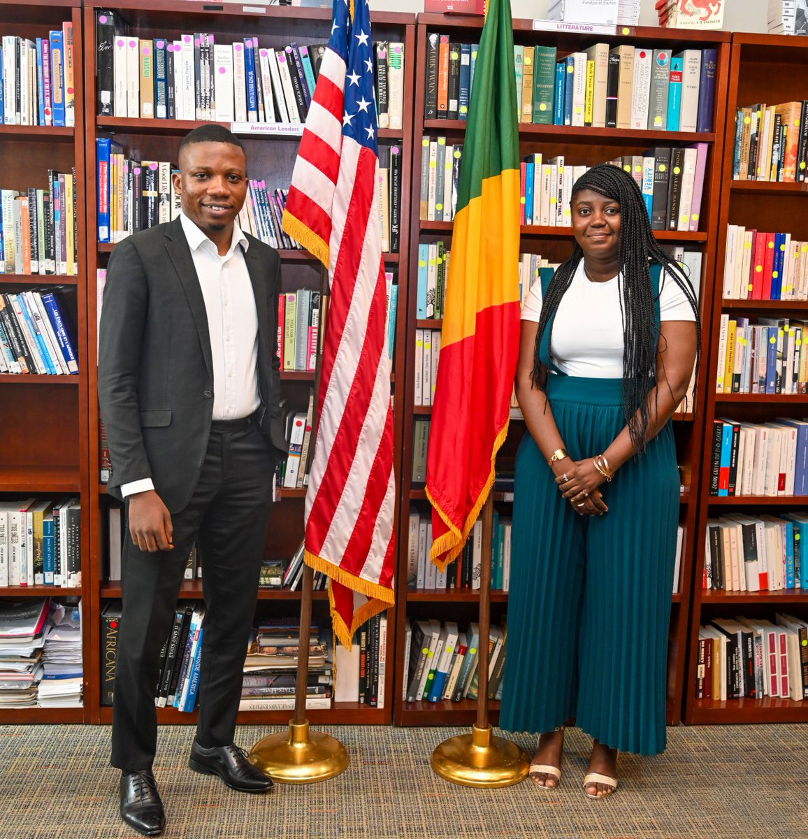 USAauCongo's tweet photo. Le vendredi 30 janvier, la Chargée d’Affaires Amanda Jacobsen a reçu et félicité Kindou Glory et Laurie Mavoungou, récemment rentrés des États-Unis🇺🇸 après avoir brillamment achevé leurs études grâce à l’un des programmes les plus prestigieux du gouvernement américain, le Fulbright Program.

Pendant deux années, leurs parcours académiques ont été entièrement financés dans le cadre de cette bourse d’excellence, qu’ils ont menée à terme avec succès.

Kindou Glory, a obtenu un master en génie civil à l’University of Northern Iowa. Il aspire à mettre en pratique les compétences acquises afin de contribuer à la modernisation des infrastructures au Congo.

Laurie Mavoungou, a obtenu un master en informatique au Rochester Institute of Technology. Elle souhaite utiliser son expertise pour soutenir le développement numérique, encourager l’innovation technologique et contribuer à l’essor du secteur numérique au Congo.

Lors de cette rencontre, les deux anciens boursiers ont échangé avec la Chargée d’Affaires sur leur expérience académique et culturelle aux États-Unis, ainsi que sur les perspectives de mise en œuvre de leurs compétences au Congo, au bénéfice des jeunes aspirant à suivre un parcours similaire.

🎉Félicitations à Kindou Glory et Laurie Mavoungou pour ce parcours remarquable.
