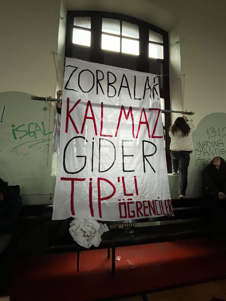 Kendi kampüslerinden kovulmaya çalışan Boğaziçi öğrencileri bugün kayyuma tekrardan ne kadar kalabalık olduklarını gösterdi.  

“Zorbalar Kalmaz Gider”

📍Boğaziçi Üniversitesi