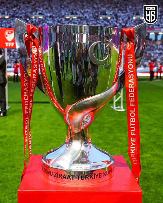 İkisini birden tokatlar.