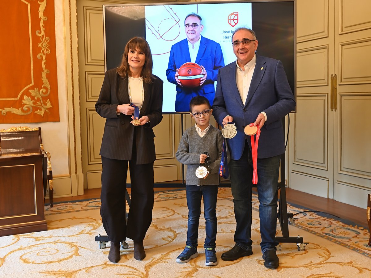 aytoSalamanca's tweet photo. 🏀 La concejala de Deportes, Almudena Parres, ha recibido este lunes en el Ayuntamiento al entrenador salmantino José Ignacio Hernández, al que se ha reconocido como embajador de los valores del deporte salmantino por su excepcional trayectoria y su compromiso con la formación. https://t.co/VUVUz6EvRT