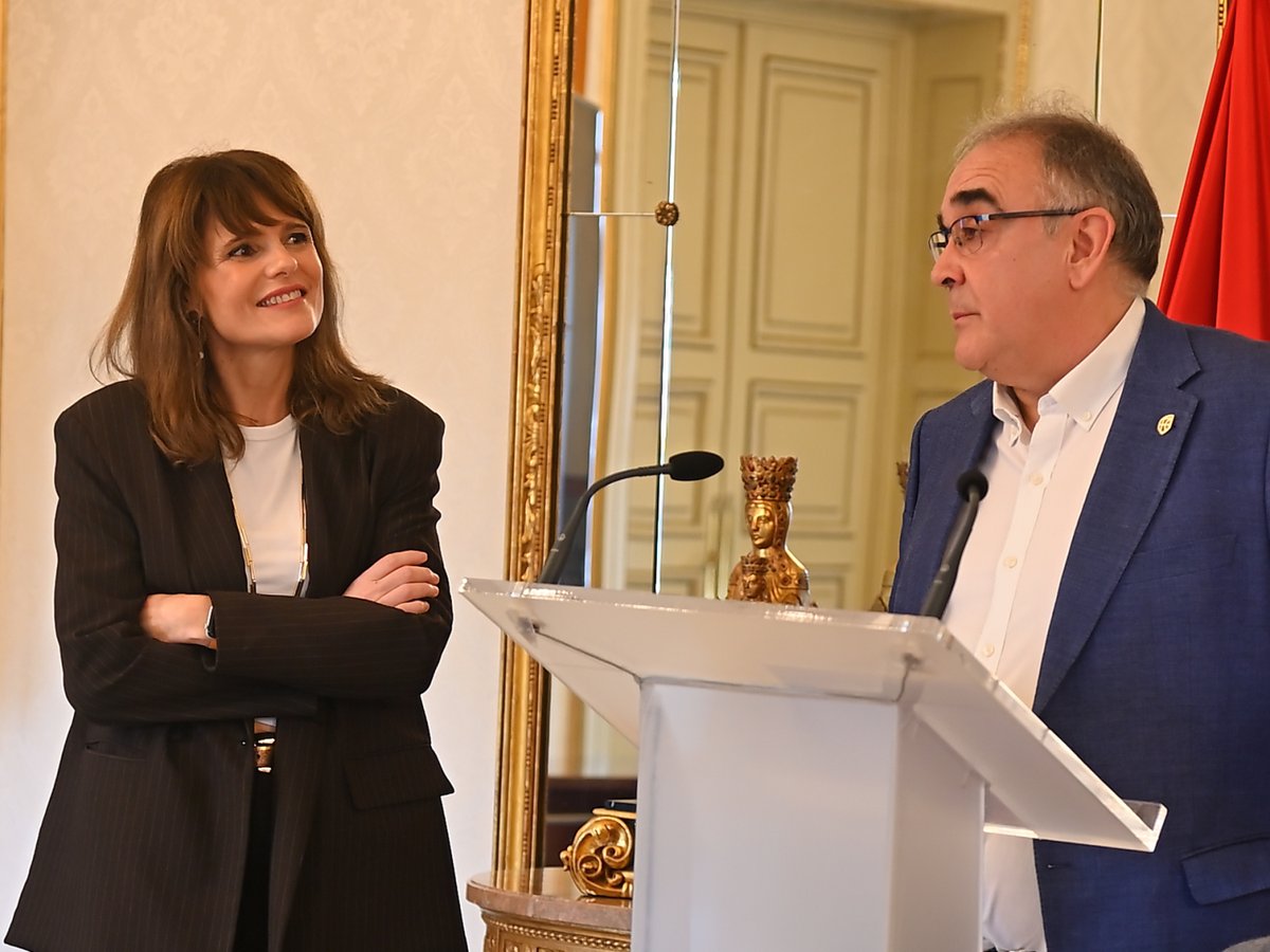 aytoSalamanca's tweet photo. 🏀 La concejala de Deportes, Almudena Parres, ha recibido este lunes en el Ayuntamiento al entrenador salmantino José Ignacio Hernández, al que se ha reconocido como embajador de los valores del deporte salmantino por su excepcional trayectoria y su compromiso con la formación. https://t.co/VUVUz6EvRT