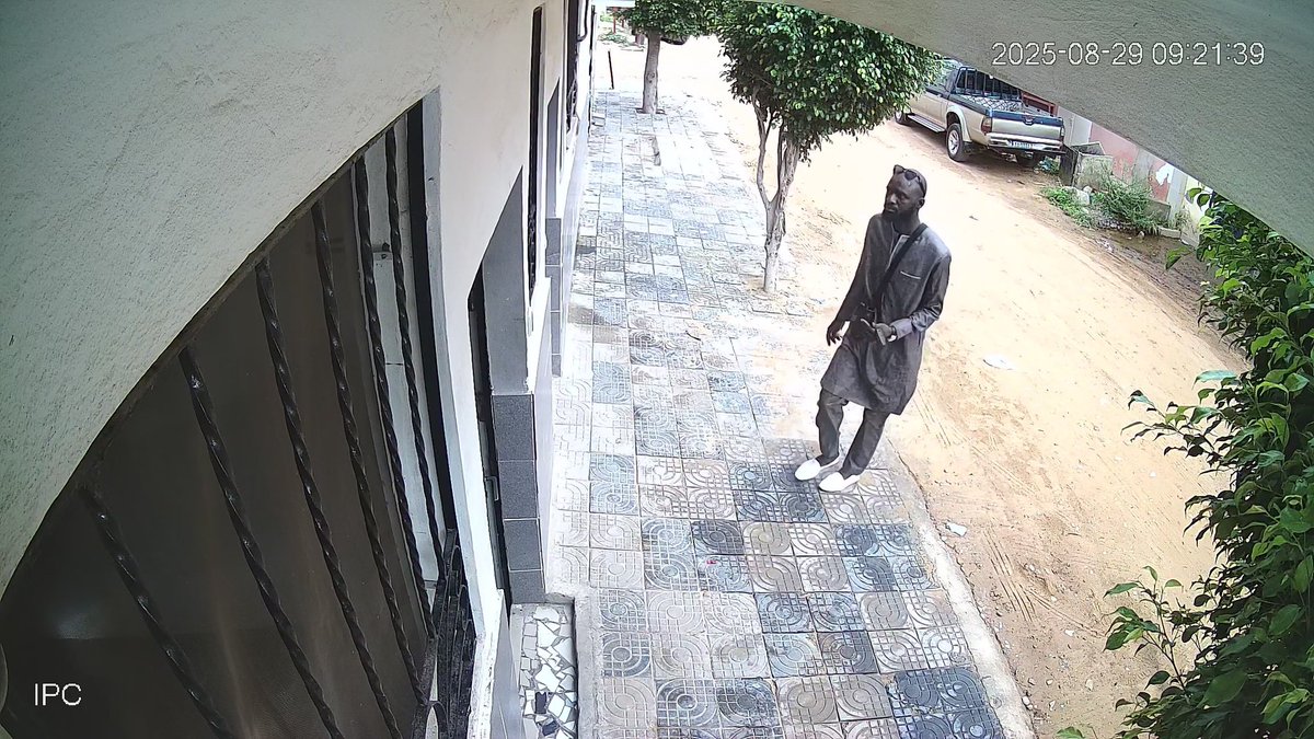 Adama_yolo's tweet image. Alors aidez moi à identifier ce monsieur qui est rentré chez moi et a volé un téléphone. Max de retweet svppp
Pleaaaaase!!!