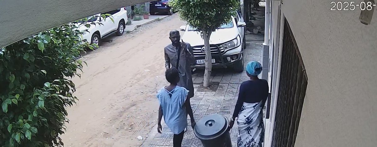 Adama_yolo's tweet image. Alors aidez moi à identifier ce monsieur qui est rentré chez moi et a volé un téléphone. Max de retweet svppp
Pleaaaaase!!!