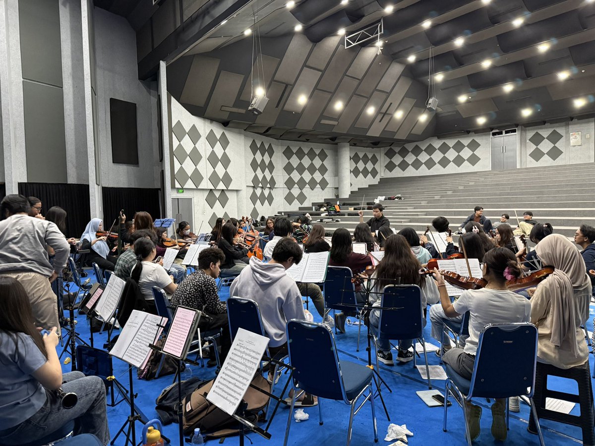 osuimahawaditra's tweet photo. Tutti persiapan untuk wisuda ganjil UI pekan depan n untuk … 🤭🎻🎺🎷🪉🎶📯🎼🎵#StayTuned🪽 https://t.co/mrx1lu1O6l