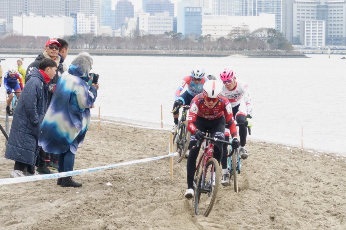 ka10desu's tweet photo. シクロクロス東京2026、ME1で３位は沢田時選手。
前半は織田聖と追走するも少しずつ離れてしまった。
シケインでもバニホしなかったし、あの極寒条件は合わなかったか？
それでも最終的に３位にまとめるのは流石だし、やはり日本人トップグループなのは間違いない。
#シクロクロス東京 https://t.co/vxsEu8zWIV