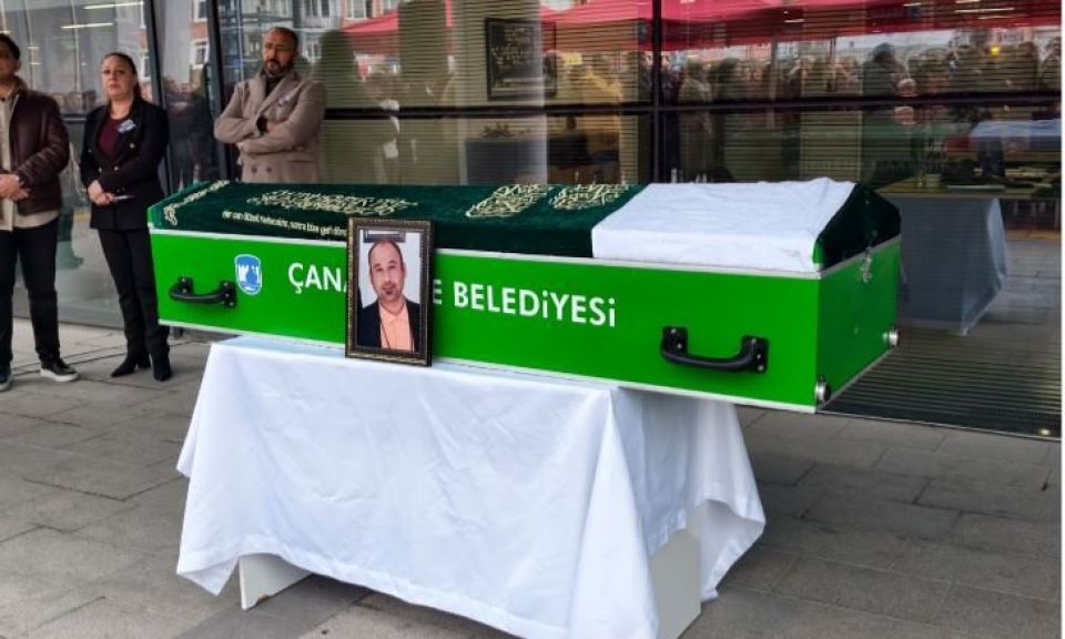 Çanakkale Belediyesi’nin Sevilen Personeli Akın Karahan Son Yolculuğuna Uğurlandı
canakkaleolay.com/haber/canakkal…