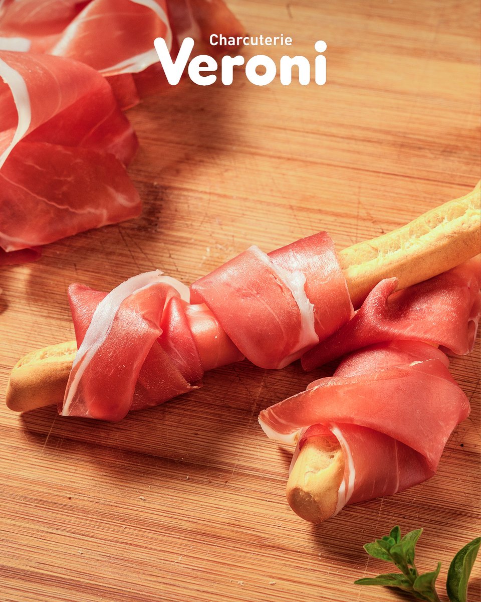 Italian Prosciutto, the king of Italian charcuterie. 👑🇮🇹
At Veroni, our Italian Prosciutto is made following an ancient tradition, where patience, know-how, and carefully selected ingredients come together to create a product with an unmistakable character.
