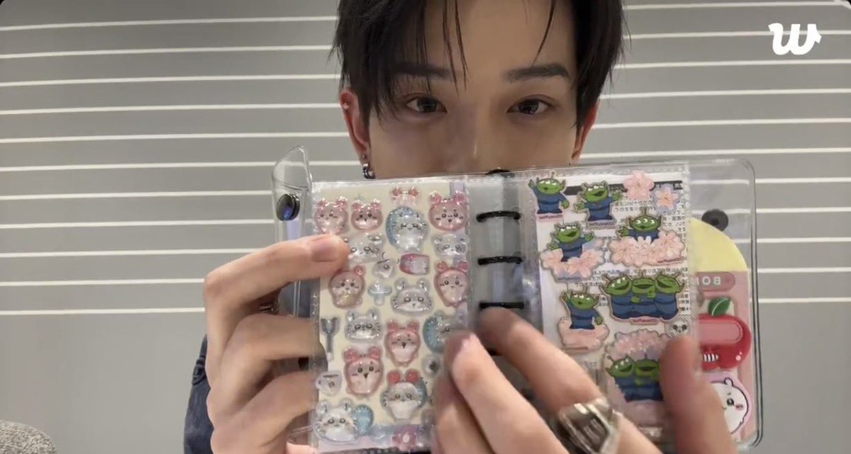 손소독제 뿌리면서 시작하는 아기틱톡커같음