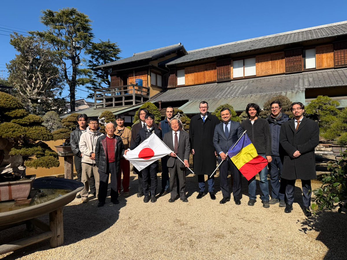 AmbRaetchi's tweet image. 日本で最も権威ある盆栽展であり、世界の盆栽界の金字塔でもある「国風盆栽展」が第100回の節目を迎えました。この記念すべき大会において、当館外交官ダビッド・プイエが、日本文化において生、忍耐、上品さを象徴する「梅」の盆栽を出展し、ルーマニアとして初となる歴史的な参加を果たしました。…