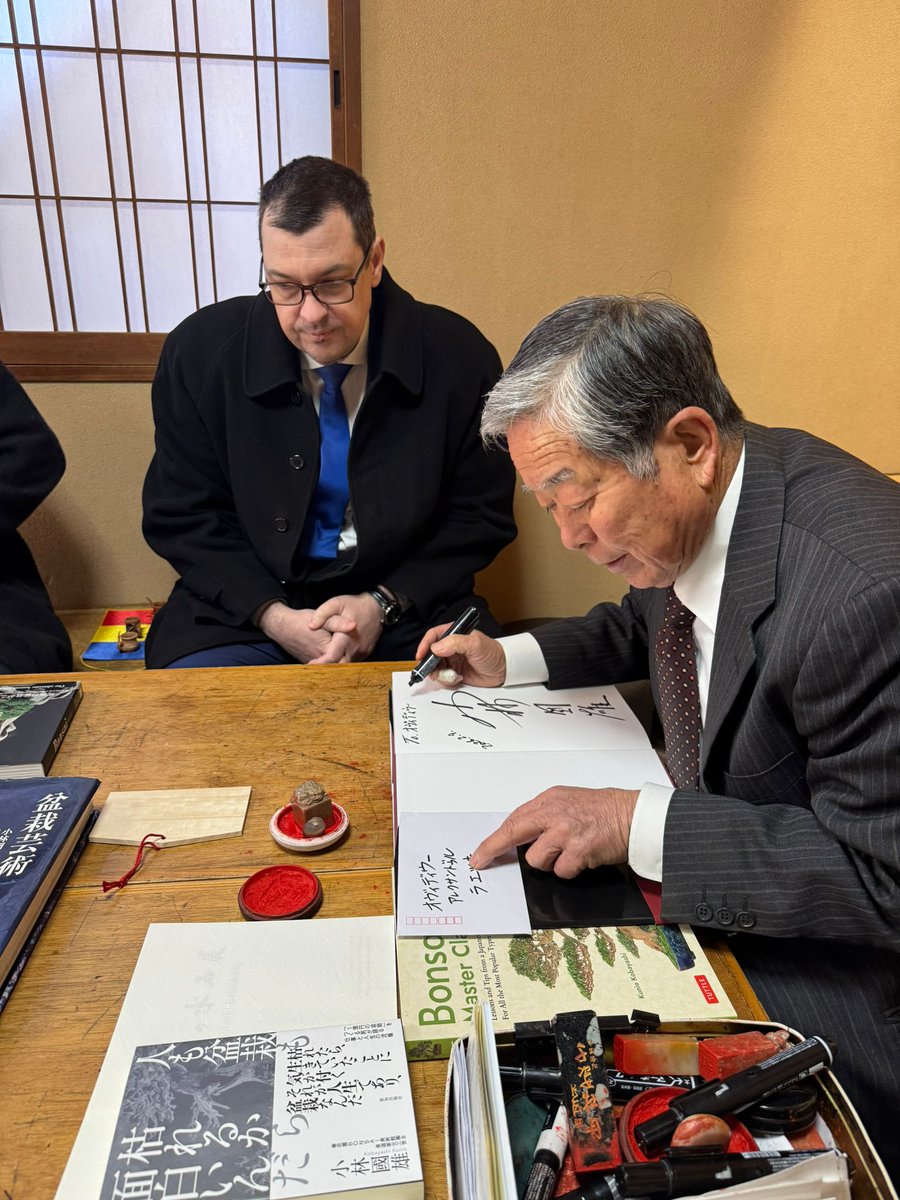 AmbRaetchi's tweet image. 日本で最も権威ある盆栽展であり、世界の盆栽界の金字塔でもある「国風盆栽展」が第100回の節目を迎えました。この記念すべき大会において、当館外交官ダビッド・プイエが、日本文化において生、忍耐、上品さを象徴する「梅」の盆栽を出展し、ルーマニアとして初となる歴史的な参加を果たしました。…