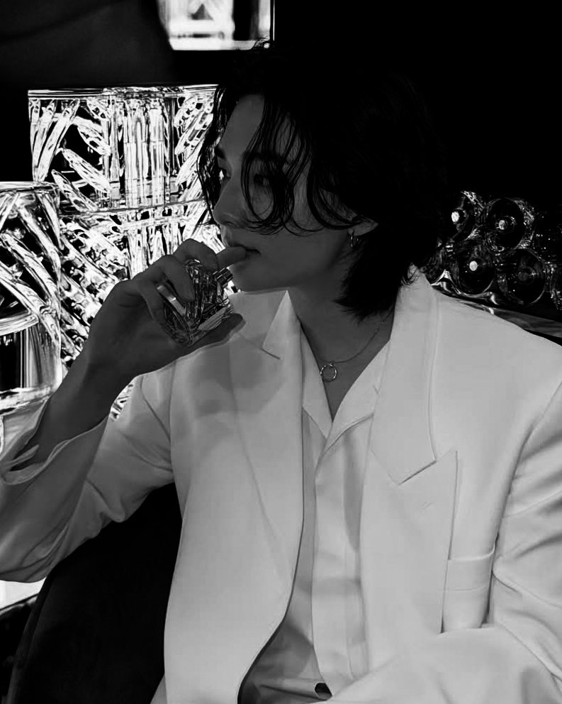 Hyunjinr's tweet image. My eyes never wander, not because I try, but because she feels more than enough. She holds my attention’ so effortlessly, as if perfection found its way into one.