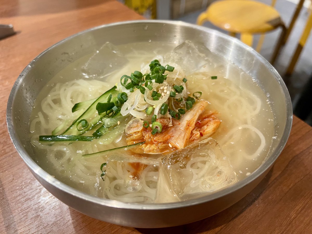月曜日ですがいつもの店で酔うまで飲み食いしてしまった。