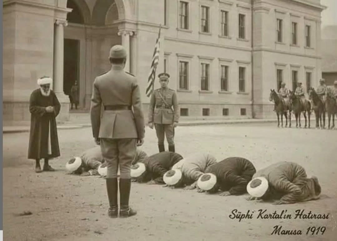 #saklıtarih 

İçimizdeki düşman 

Manisa 1919
ATATÜRK DÜŞMANLARININ DEDELERİ

Yunan işgal komutanlarına biat ediyorlar.

"İhanet kol geziyor paşam diye haber geldi Ankara ya "

Gece karanlığında 37 atlı, atlarının ayaklarına, ses olmasın diye sardıkları keçelerle, gizlice ve