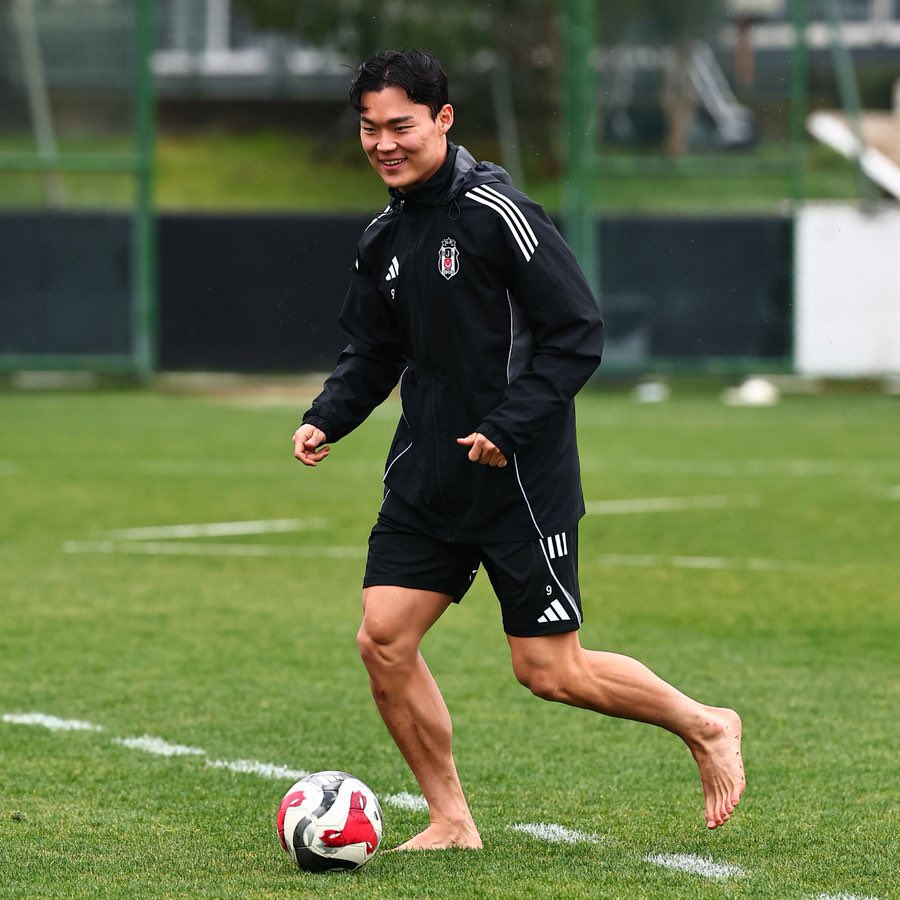 Beşiktaş'ın yeni forveti Oh, antrenmanda da çıplak ayakla görüntülendi.