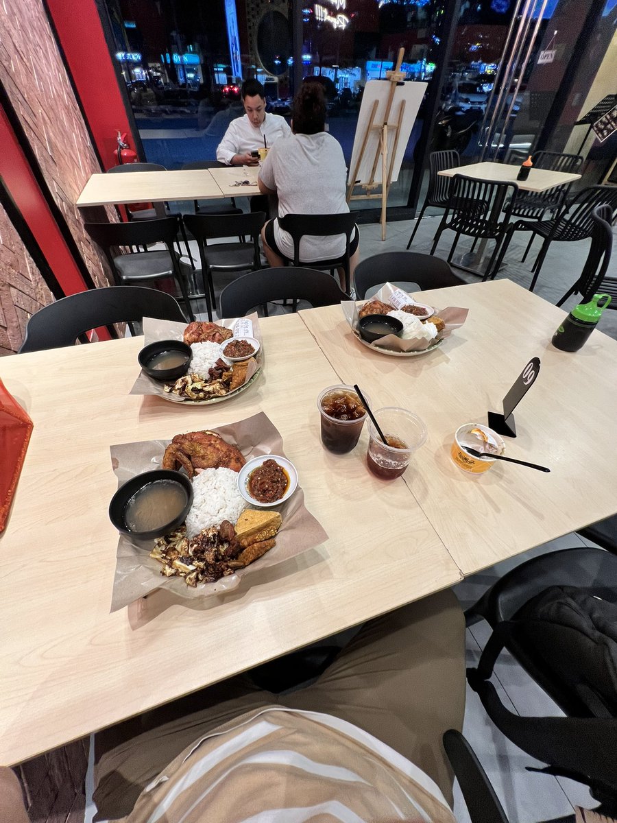 kyrelrosli's tweet image. So… I waited for an hour for my friends. Ordered food and bought a big gift for CNY but none show up.

I’m sad…