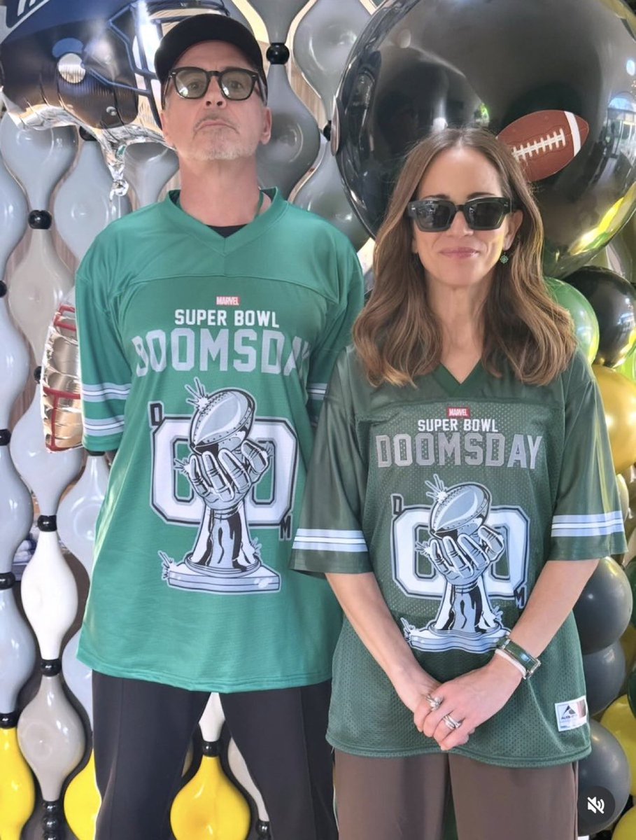 Robert Downey Jr. con una camiseta de ‘AVENGERS: DOOMSDAY’ en la #SuperBowl.

Aún es pronto para tener un tráiler, pero que vayan haciendo esto para que la gente no se olvide mola.
#AvengersDoomsday #SuperBowl2026