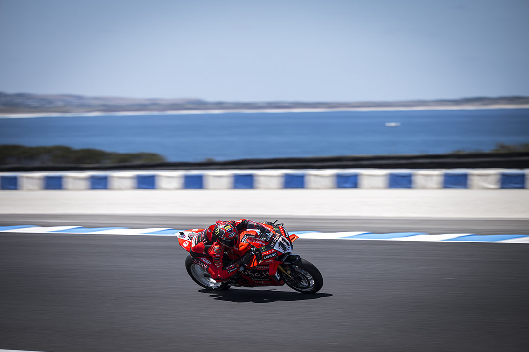 Not every track is a nightmare for brakes. Phillip Island and Assen score just 1/5 on the Brembo scale. With fast, flowing curves and high speeds that naturally cool the discs, these legendary circuits let the braking system catch its breath while the riders stay pinned.