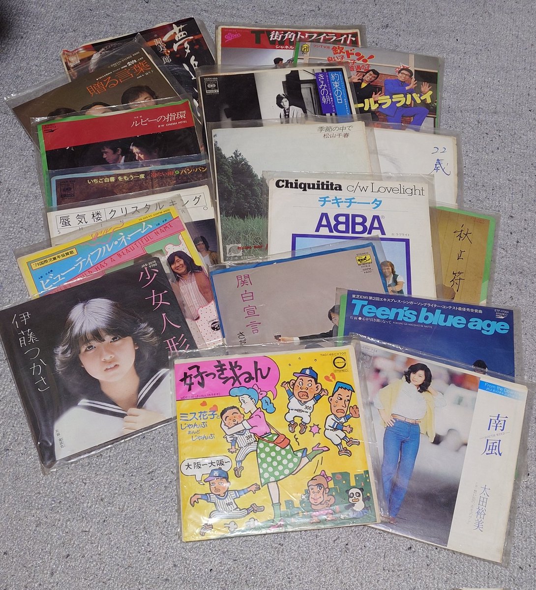 納戸の奥をごそごそしてたら、こんな古いものが出てきた。 #LPレコード