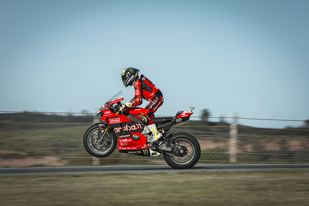 Portimão, Misano, and Cremona sit at Level 3: the perfect middle ground. These tracks demand total consistency. Whether it's the elevation changes in Portugal or the high-intensity heat of Italy, a perfect lever feel is the secret to staying fast until the final lap.