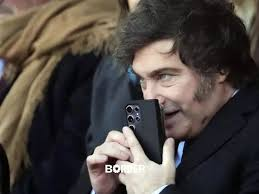 Recuerdo a Milei, jactándose en las entrevistas como telonero de programa periodísticos.
Cuando le preguntaban por las inversiones....
decía socarronamente:
...¿Querés que te muestre el celular??
Jamás trajo una inversión a la Argentina, fuera de su socio de campaña Elsztain