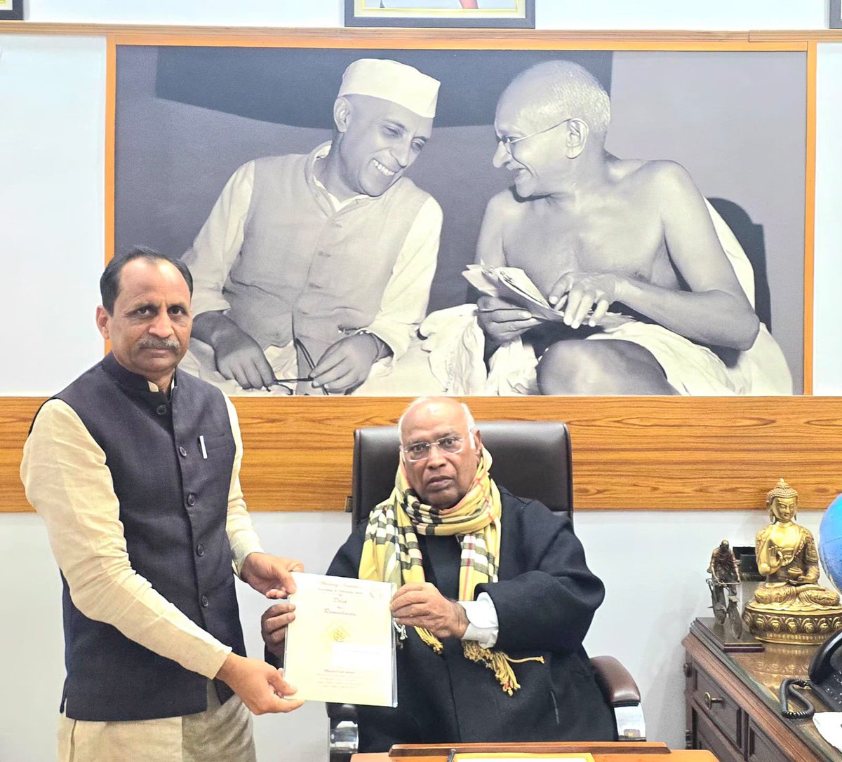 कांग्रेस अध्यक्ष आदरणीय श्री <a href="/kharge/">Mallikarjun Kharge</a> जी से आत्मीय मुलाकात कर अपने बेटे दिलीप कुमार के विवाह समारोह के लिए सस्नेह निमंत्रण दिया तथा उनका स्नेहिल आशीर्वाद और मार्गदर्शन प्राप्त किया।