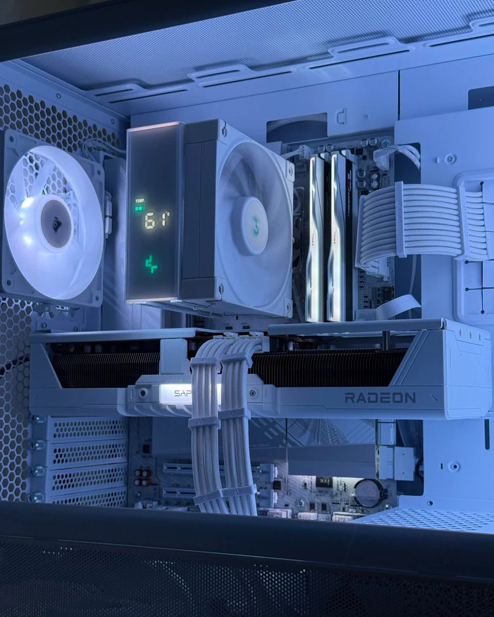 Another awesome SAPPHIRE NATION build with our snowy-white SAPPHIRE PURE AMD Radeon RX 9070 XT!
📸: u/Comfortable-Program1
.
.
#RX9070XT #gamingsetup #SAPPHIREnation #AMD #Radeon #gamingcommunity