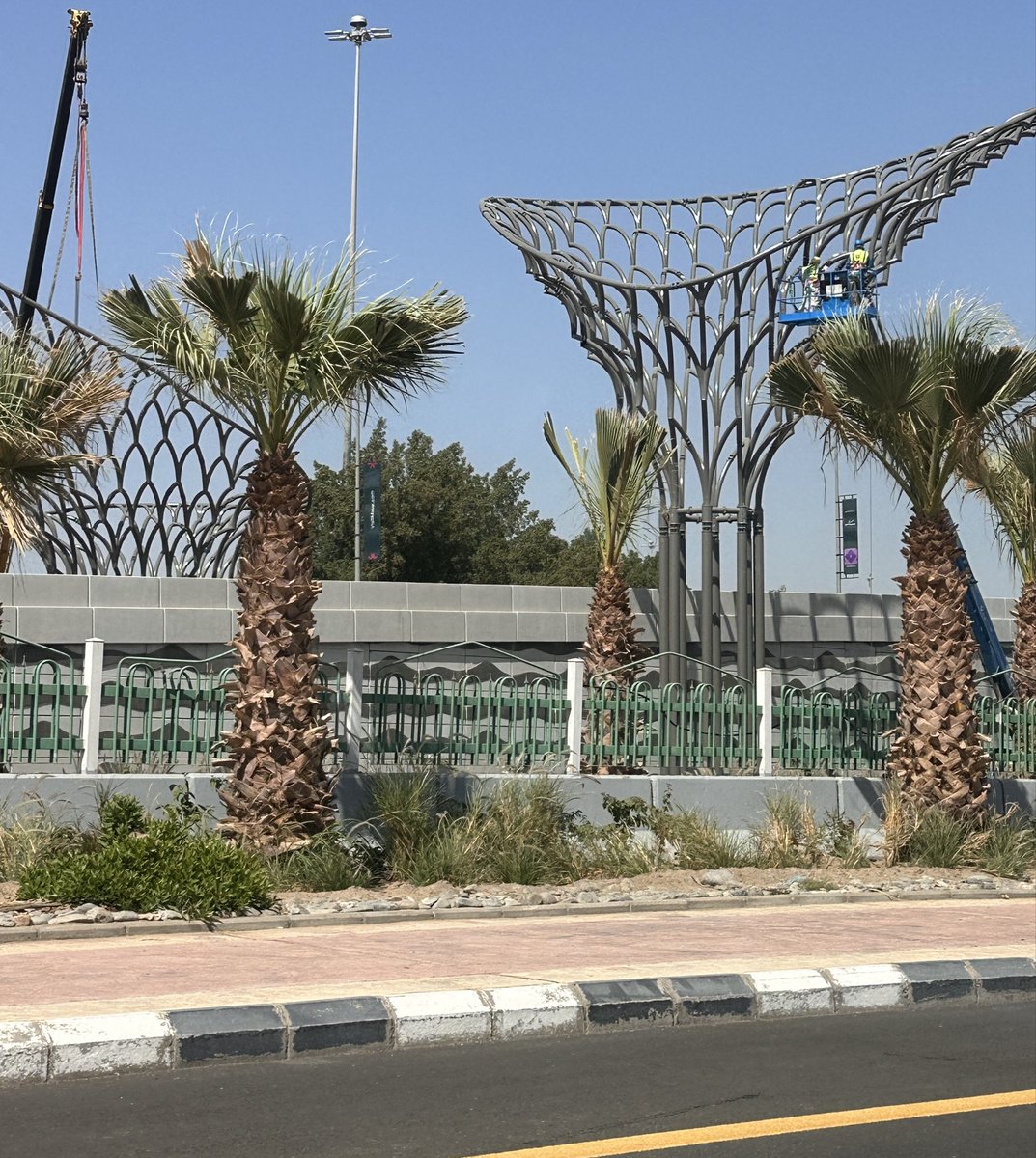 Mkhnews's tweet photo. #وجهة_مسار :

تواصل أعمال تركيب العناصر المعمارية لمشروع #وجهة_مسار في واجهة المشروع وعلى مدخل ومخرج الوجهة الرئيسي على طريق مكة/جدة السريع ، ضمن أعمال تطوير الهوية البصرية وتحسين المشهد الحضري في #مكة_المكرمة. https://t.co/4MT2wGfgVp