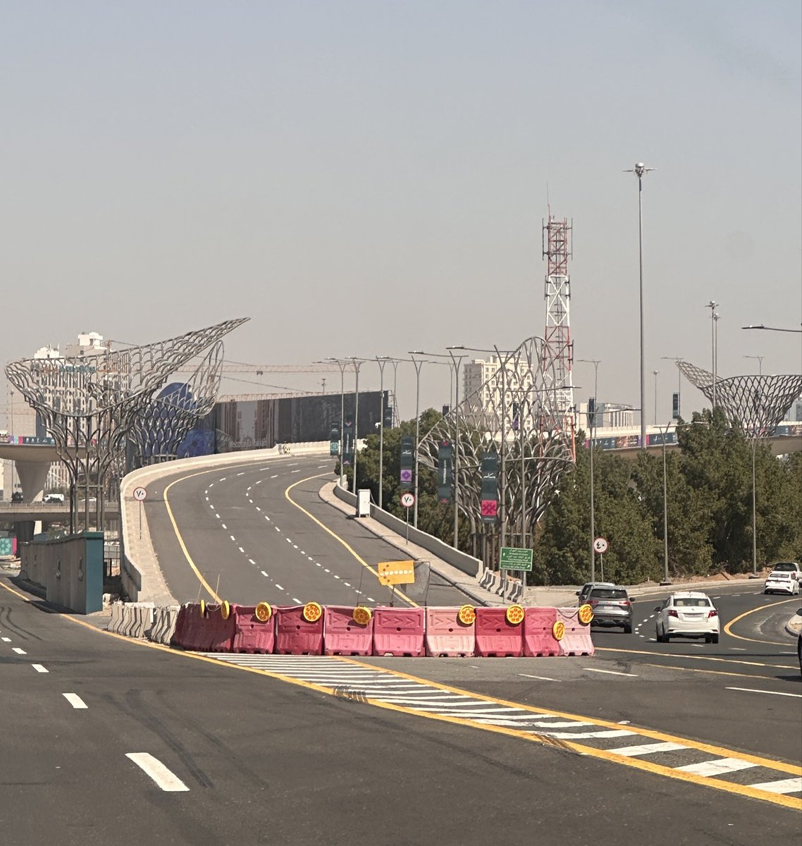 Mkhnews's tweet photo. #وجهة_مسار :

تواصل أعمال تركيب العناصر المعمارية لمشروع #وجهة_مسار في واجهة المشروع وعلى مدخل ومخرج الوجهة الرئيسي على طريق مكة/جدة السريع ، ضمن أعمال تطوير الهوية البصرية وتحسين المشهد الحضري في #مكة_المكرمة. https://t.co/4MT2wGfgVp