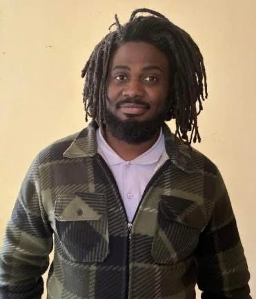 L’uomo nella foto si chiama Naudy Carbone, ha 30 anni, e la sua è una di quelle storie che dovrebbe farci vergognare di essere italiani. 

Se solo esistesse ancora, in questo Paese, il senso della vergogna.

Pochi giorni fa, subito dopo il femminicidio di Zoe Trinchero,