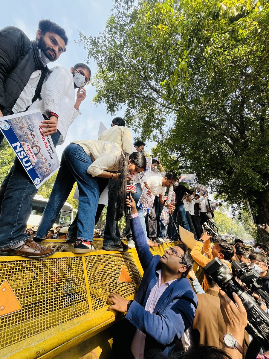 JoslynChoudhary's tweet photo. Declare a Public Health Emergency NOW.

NSUI took to the streets of Delhi under the leadership of National President Shri @varunchoudhary2 and @NSUIDelhi President @AshishLambaNSUI raising our voices against the life-threatening crisis of toxic air.
Police are quick to silence student protests, but the government remains silent as pollution chokes an entire generation.

This is the reality of BJP governance.