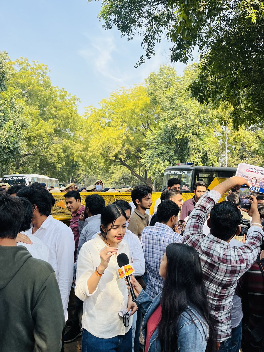 JoslynChoudhary's tweet photo. Declare a Public Health Emergency NOW.

NSUI took to the streets of Delhi under the leadership of National President Shri @varunchoudhary2 and @NSUIDelhi President @AshishLambaNSUI raising our voices against the life-threatening crisis of toxic air.
Police are quick to silence student protests, but the government remains silent as pollution chokes an entire generation.

This is the reality of BJP governance.