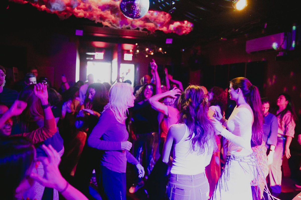 NewYork_CM's tweet image. So much fun dancing at Friends and Lovers! Thank you for hosting us! fnlbk.com #CMNYC #CMkoorsoo