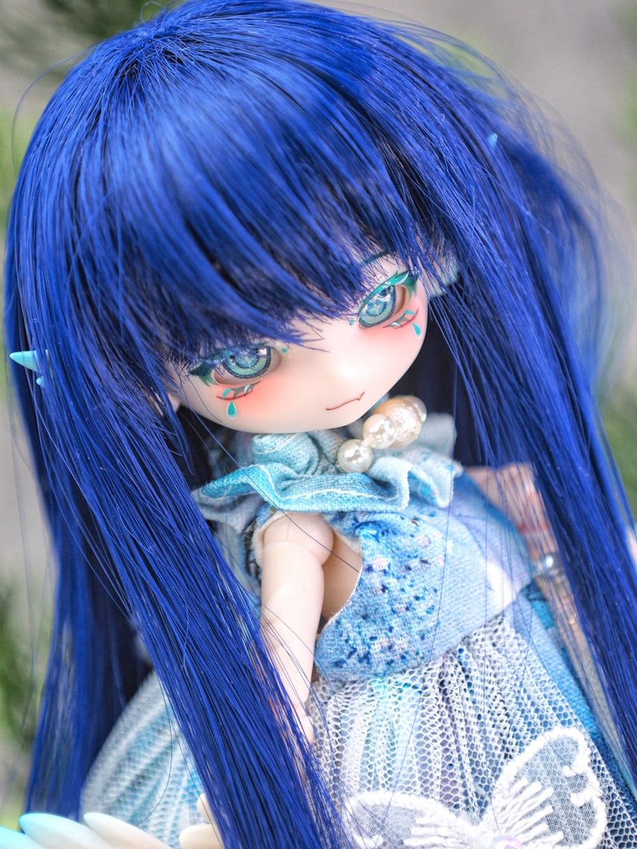 とりあえず、新しいこに手持ちにあった青色のウィッグを被せてみました