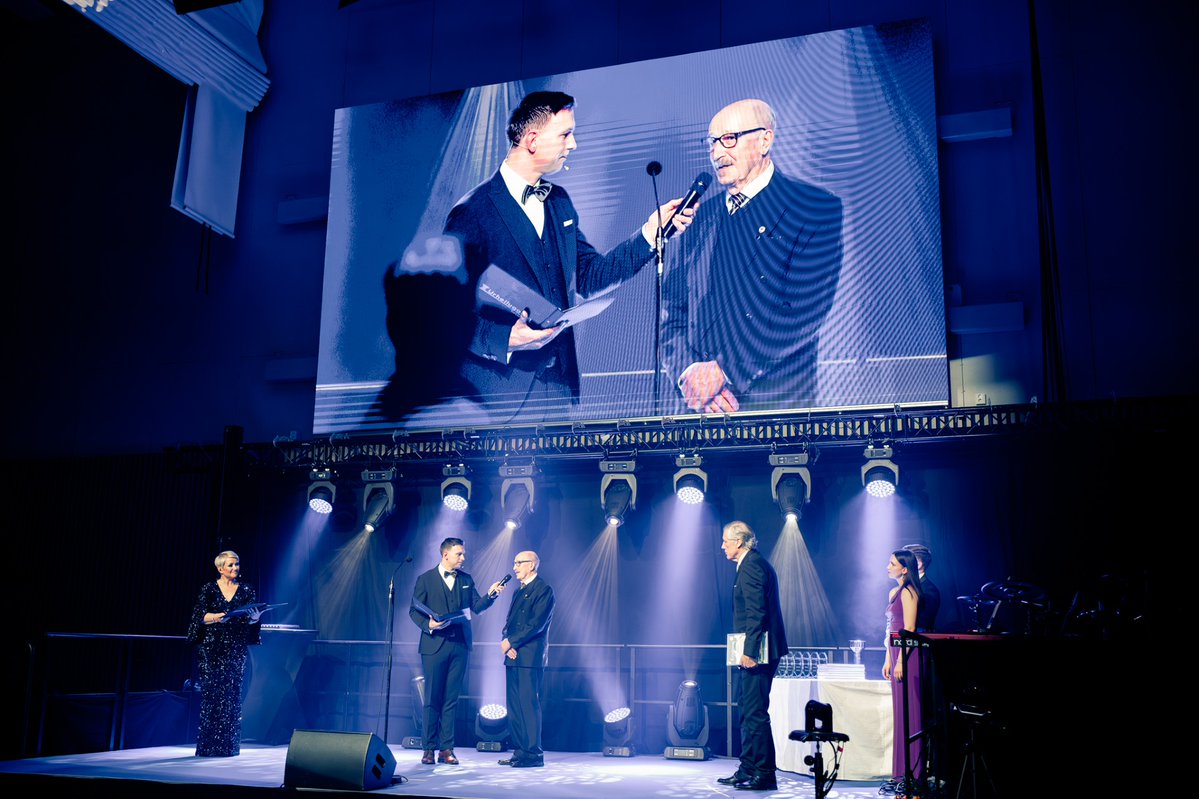 Lounais-Suomen Liikunta ja Urheilu ry:n gaalassa lauantaina 7.2. Karin Kampuksella seura ja yhteisön jäseniä palkittiin. 

Seuralegenda ja yksi kaikkien aikojen pistemiehistämme, Jorma Vehmanen, sai satakuntalainen urheilu-ura -palkinnon. Onnea Joppelle 🤝

Lukko Oy palkittiin