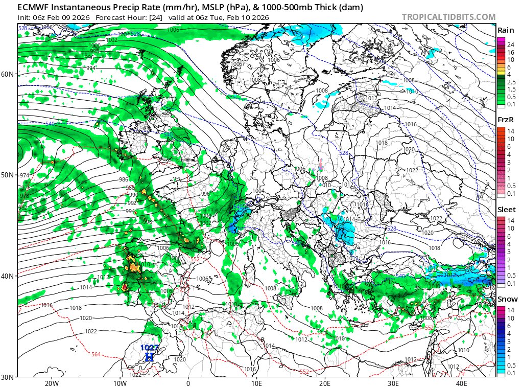 WXWatcher07's tweet photo. Interesting meteorological setup tomorrow in Portugal. An atmospheric river will continue streaming into southwestern Europe, bringing very high precipitable water values. This means any downpours and thunderstorms that form will have very high rainfall rates. 

Temperatures will also be quite warm with this humid/mild airmass pushing in. 

Conditions may be favorable for significant thunderstorm activity especially in northern and central Portugal beginning early in the morning. The IPMA has issued Orange Warnings due to rain in some northern districts, the ongoing flood crisis will be exacerbated by locally heavy rainfall rates with these downpours and thunderstorms.