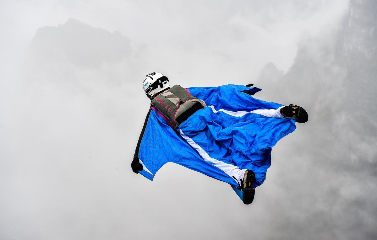Son parachute ne s’ouvre pas, le double champion du monde Pierre Wolnik meurt dans le massif du Mont-Blanc dlvr.it/TQrsxQ