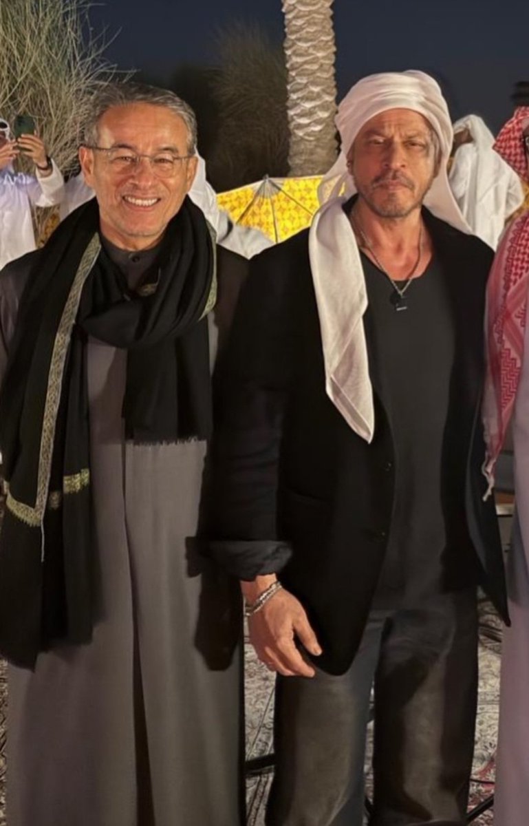 Seeing Shah Rukh in a ghutrah after forever feels so good. He really looks extra handsome with that on 😍