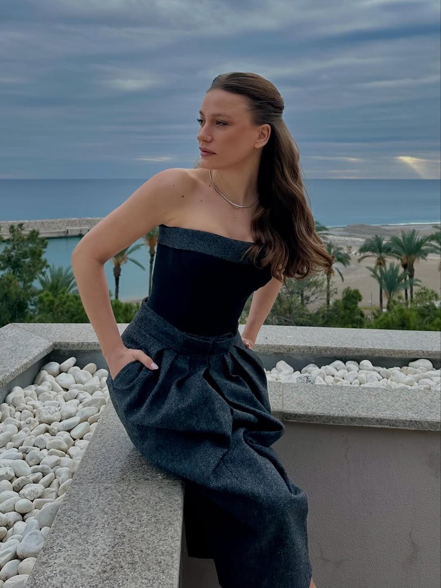 #SerenaySarıkaya’dan bağımsız film geliyor!❤️‍🔥
Serenay Sarıkaya’nın “çok heyecanlıyım” dediği yeni filmiyle ilgili detaylar ortaya çıkmaya başladı.
Serenay Sarıkaya’nın başrolünü oynayacağı bağımsız filmin yönetmeni “Ölü Mevsim” filmiyle tanınan Doğuş Algün… Bir kasabada geçen