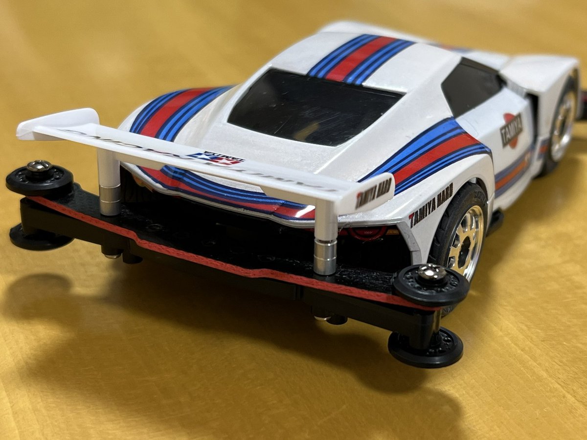ModelHgs's tweet photo. 最新のタミヤのミニ四駆ライザンをマルティーニレーシング風に作成しました。
塗装作業も作業場に雪の為行く事が出来ず😵
自宅で缶スプレー外塗り仕上げ
#ミニ四駆　#ライザン　#タミヤ　
ランボルギーニな雰囲気もありカッコいいのでは！ https://t.co/uHAAL5PzVN