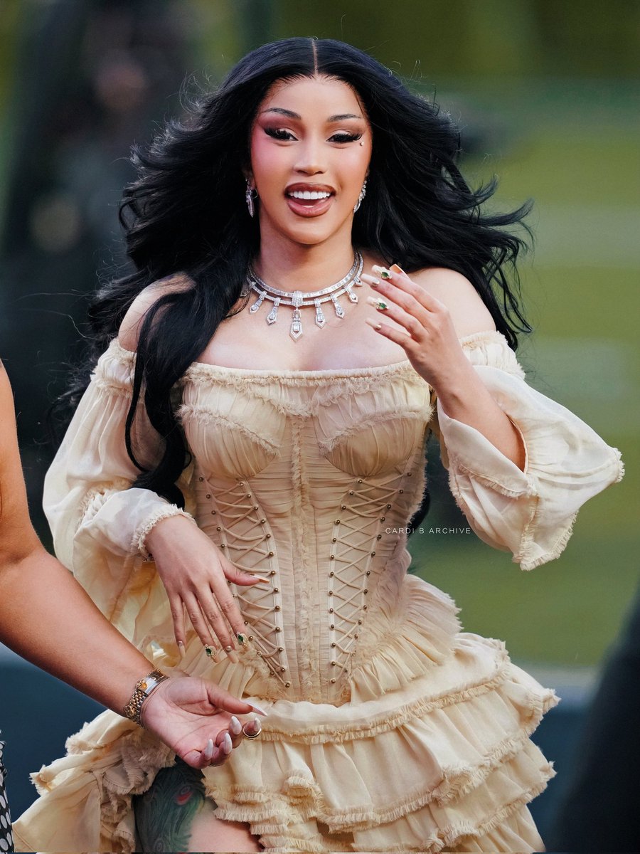 Cardi B looked stunning and unbothered at the #SuperBowl  last night. 🥰🥰